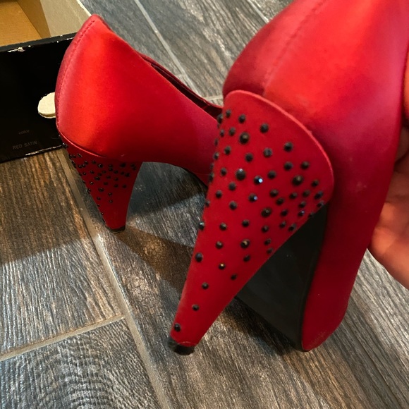 Red Heels - Picture 4 of 5